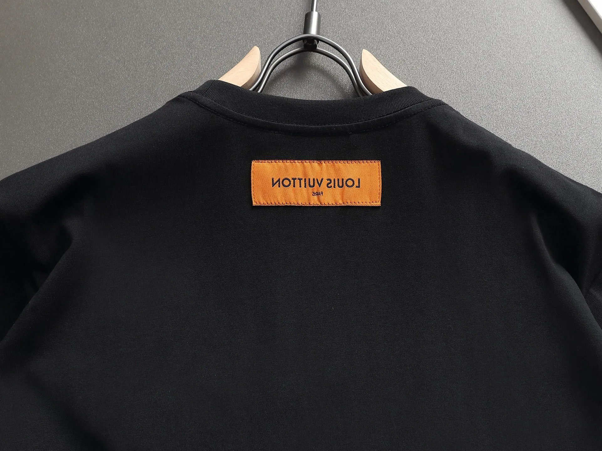 🅿️170 LV 25ss spring and summer printed short T series -1v Yayoi Kusama series pumpkin 🎃 pattern round neck short-sleeved T-shirt. Made of 32-count double yarn pure cotton 240g, washed at high temperature, will not shrink or fade. Comfortable to the touch, super texture❤️ Back-stitched cuff design, yellow back-mark embellishment, and a full set of accessories. A must-have for trendy men and trendy women, the classic drop-shoulder slightly wide version is available exclusively from stock!         ⚠️Only make high quality products, reject junk goods!  -Color: White Black -Size: XS S M L -Crowd: Unisex